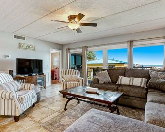 Steps to Oceanside Condo - Fernandina Beach - Oturma odası