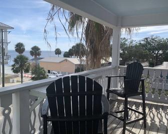 Sailor's Choice - Non Smoking Apartment In Downtown Cedar Key With Gulf Views!\n - Cedar Key - Balcony