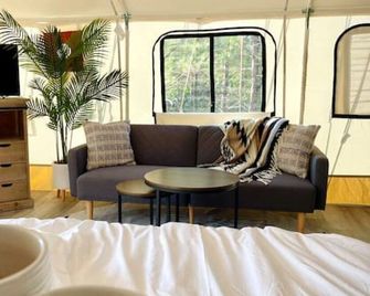 Entire Glamping Campground, 8 Luxury Saf - Cadiz - Wohnzimmer