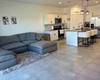 4-Bedroom Desert Escape in Anthem - Флоренція - Вітальня