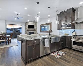 Retreat at Black Rock Ridge | Private Hot Tub | Bunk Room Suite | Minutes to Park City & Deer Valley - Kamas - Kitchen