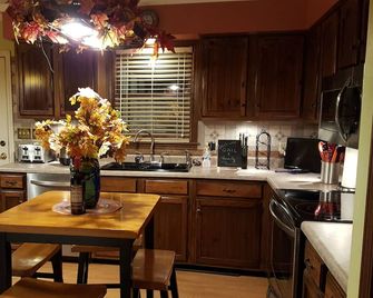 Full House Just Steps Away From Missouri River, Katy Trail, Shopping & More! - Boonville - Кухня