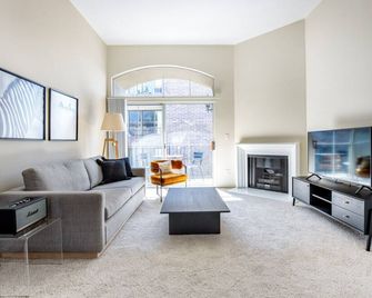 Spacious Century City 2BR w/ W/D, BBQ, walk to Mall, by Blueground - Los Angeles - Sala