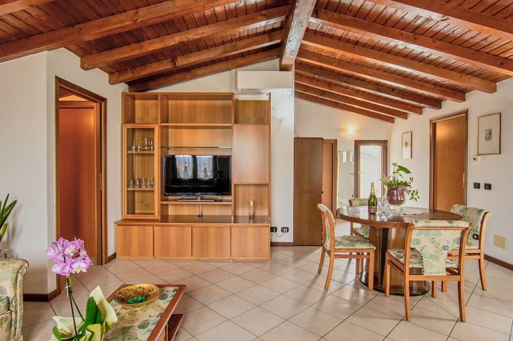 Lovely apartment for 5 people with A/C, WIFI, TV, balcony and panoramic view - Montano Lucino - Essbereich