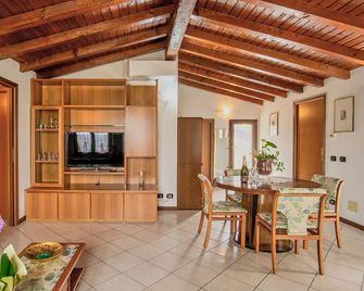 Lovely apartment for 5 people with A/C, WIFI, TV, balcony and panoramic view - Montano Lucino - Essbereich
