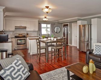 Luxurious Olympic View Suite 1400 Sq Ft + Balcony - Victoria - Comedor