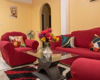 Spacious 3-bedroom apartment with WiFi, AC in delightful Roseau - Roseau - Pokój dzienny