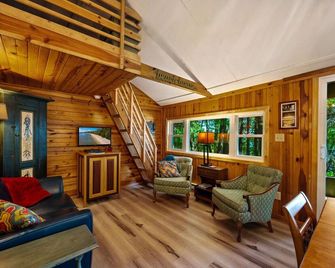 Beachfront Cottage on Lake Michigan - Baileys Harbor - Huiskamer