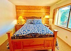 Updated Private Cabin with Mountain and Red River Views Mins to Town/Lifts Wi-Fi - Red River - Bedroom
