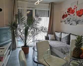 Luxurious 2-bed Appartment in Mandre With Pool - קולאן - סלון