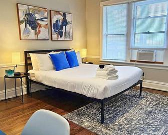 Chic & Fully Furnished 2br Apt! - Chicago - Bedroom
