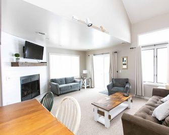 Across from Holiday Valley, Sleeps 8, Entire Th, Walk to Vlg, Clean, Updated - Ellicottville - Sala de estar