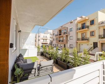 Escape to our cozy studio apartment in the heart of Mellieha, Malta. Located just moments from the city centre, this tranquil retreat offers convenience and serenity - perfect for couples or families. - Ħamrun - Balkon