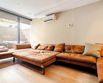 India Place by RoveTravel | Duplex w/Outdoor Space - بروكلين - غرفة معيشة