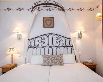 The Originals Boutique, Hôtel La Ferme du Pape, Eguisheim - Eguisheim - Schlafzimmer