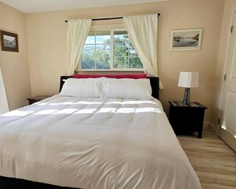 Awesome Three-bedroom Retreat on 1.25 acres in Coarsegold with Trails and Views - Coarsegold - Bedroom