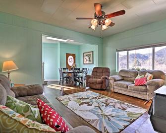 Bryce/Zion Cottage, 3 Bedroom, King Beds, Fiber Internet 1 Gig, Free Parking - Glendale - Living room