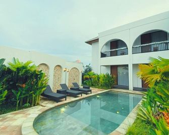 Sinaga House Lombok - Mataram - Zwembad