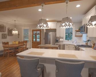 Ren Farmhouse! 17 acres | Game Barn! | 10 mi to Wed Venues! - Schulenburg - Kitchen