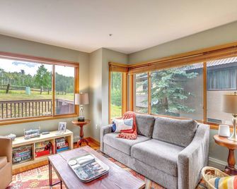 Mountain Village Home Steps to Ski Lift and Shuttle! - Mountain Village - Living room