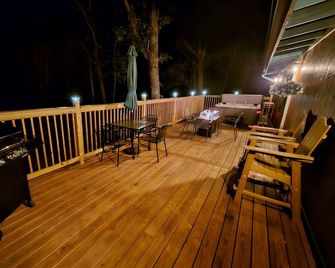 Romantic Woodland Retreat w/ Hot Tub, Fire Table - Murray - Balcón