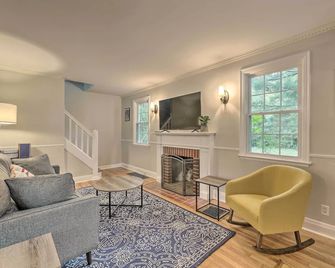 Charming Cincinnati Home Less Than 10 Mi to Downtown! - Blue Ash - Living room