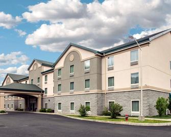 Quality Inn and Suites Fishkill South near I-84 - Fishkill - Building