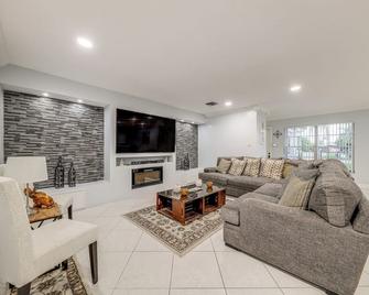 Boca Raton Home Outdoor Kitchen, By Golf Courses - Boca Raton - Living room
