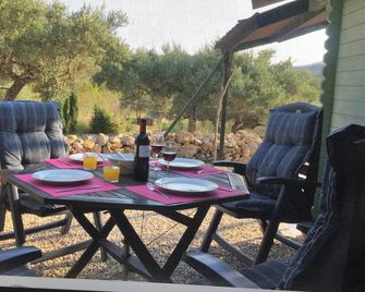 Sun, sea, rest and space, on our still active finca (farm) from 6 ha, casita Dos - El Perello - Patio