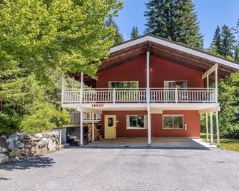 Maple Leaf Lodge 3 Bedroom Home by NW Comfy Cabins by RedAwning - Leavenworth