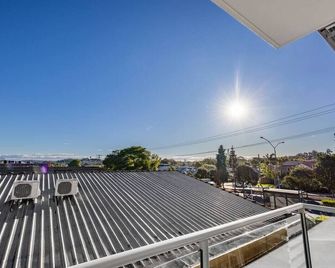 Cozy 1BR Unit in Springwood Great Location Parking - Springwood - Balcón