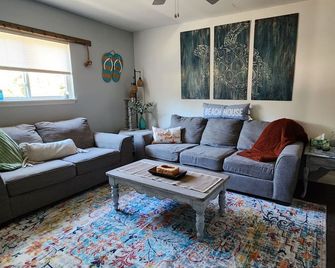 Quiet Homestead Guesthouse Near Charleston in beautiful Ridgeville - Ridgeville - Living room