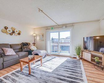 Quiet Anchorage Retreat, 4 Mi to Earthquake Park - Anchorage - Living room