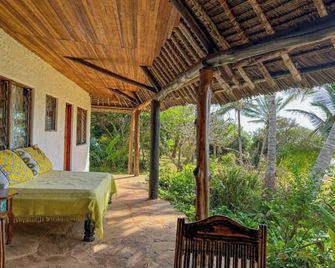 Charming beachfront 4-bedroom cottage in Msambweni, 45 minutes from Diani. - Diani Beach - Patio