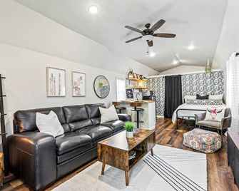 Cute & Cozy Tiny House Minutes to Downtown Waco! - Robinson - Sala de estar