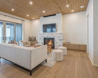 Modern home with 2 master bedrooms, private hot tub, garage and mountain views - Vernon - Living room