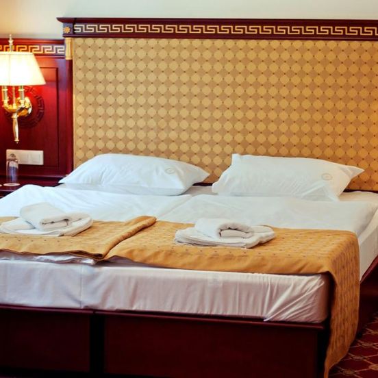 Hotel Holiday Park image 1