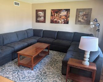 Spacious 4-bedroom house in delightful Sun Prairie with Theater Room! - Sun Prairie - Obývací pokoj