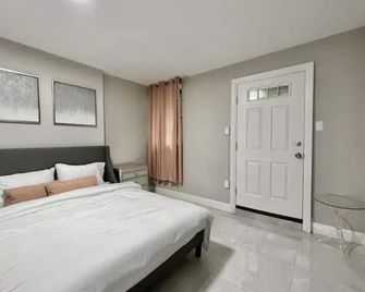 Private 1 Bdrm Newly Renovated Apt W/D Patio - Albany - Bedroom