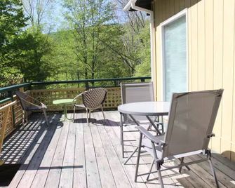 Groovy Chalet: Cool Mid-Century Catskill Mountain Digs! - Margaretville - Balkón