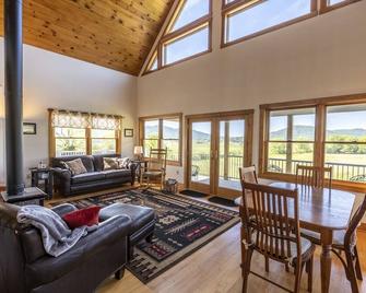 Stunning Old Rag and Shenandoah Vistas from this Gorgeous, Peaceful Retreat - Etlan - Living room