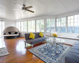 Pleasanton Gem: Entire House 4 Beds/Bonus Rm! Convenient To Bart & Shopping! - Pleasanton - Living room