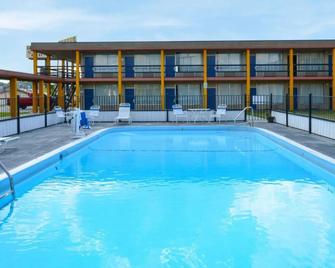 Magnuson Hotel Opelika - Opelika - Pool