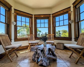 Luxury Farmhouse Villa in Wine Country with Salt Pool, Jacuzzi, Hiking Trail - Pauma Valley - Living room