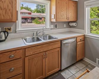 Inviting and Comfortable | 2 Bed, 2 Bath - Sandpoint - Kitchen