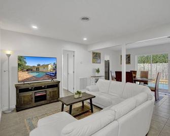 Beautiful 4 Bedrooms Pool Walk To Beach - Deerfield Beach - Living room