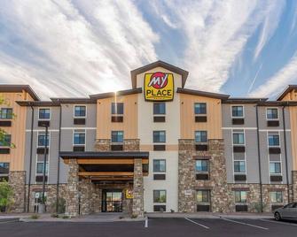 Stay Comfortably in Buckeye with In-room Kitchen and Easy Access to Phoenix - Buckeye - Edificio