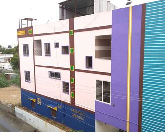 Sree Guru Sannidhi A Budget Luxury Lodge - Mantralayam - Κτίριο