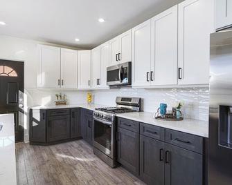 Charming 2-bedroom house with WiFi, AC in marvelous Wilmington - Wilmington - Kitchen