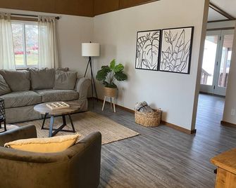 Worthington Dr Sw acreage - Cedar Rapids - Living room